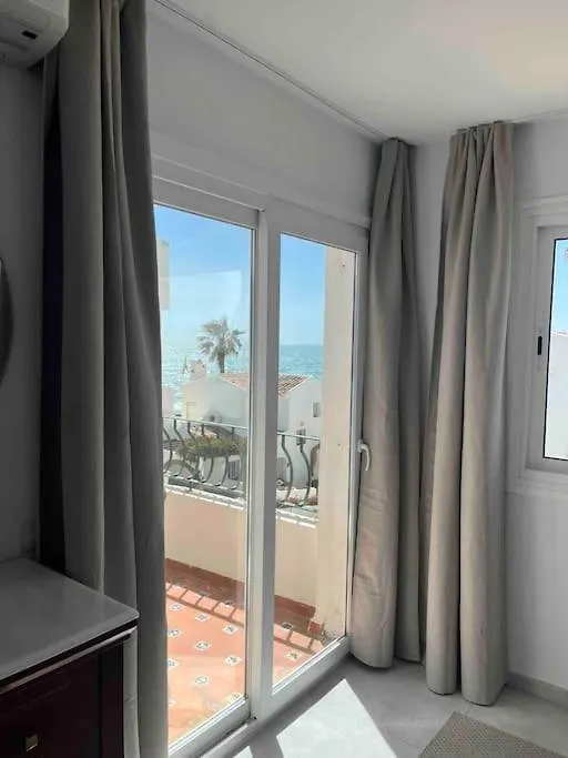 Nyrenoverat! Beachfront Townhouse Med Pool Màlaga