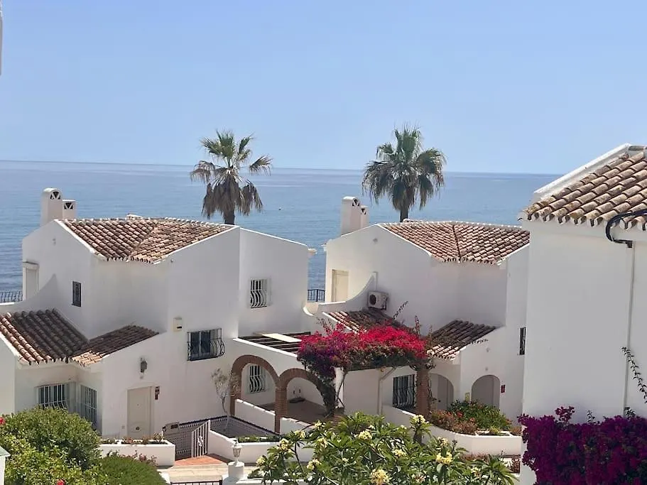 Nyrenoverat! Beachfront Townhouse Med Pool Màlaga