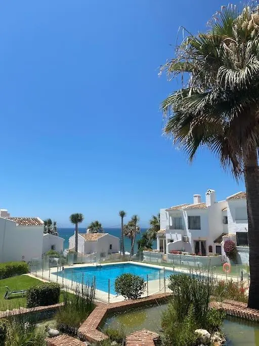 Dom wakacyjny Nyrenoverat! Beachfront Townhouse Med Pool Malaga
